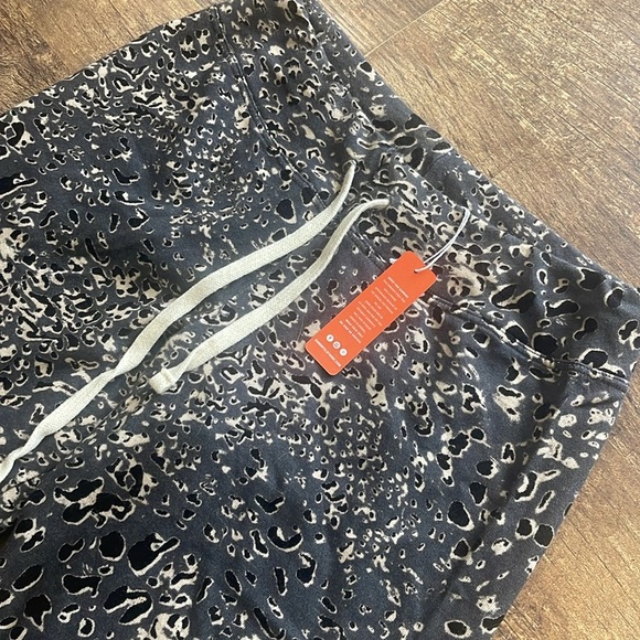 Sundry by Anthropology Gray/Black Joggers Cheetah Print Stretch Pants - Picture 3 of 7